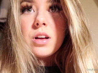 aluraye  Bbw fondles her cunt and nipples