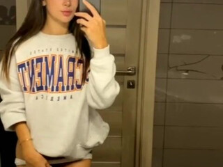 Ellie Leen  Naughty brunette seduces with big booty