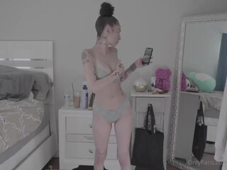 Bhad Bhabie onlyfans Luxurious slut masturbates shaved cunt