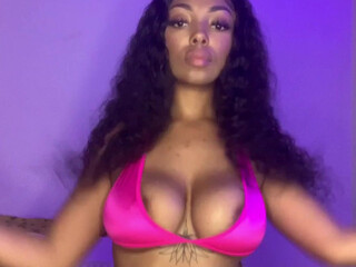 itsvanivixxx onlyfans Busty nipple shows off her charms