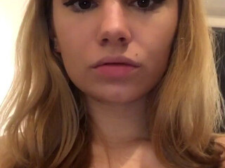 violabo23 onlyfans fucks her pussy