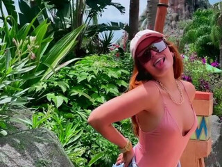 Larissa Manoela onlyfans Perfect young lady striking chic ass