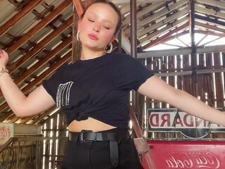 Larissa Manoela onlyfans rubs and fucks her pussy