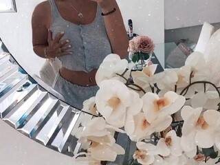 Bunnyrosex onlyfans Hot lady furiously twirling big ass