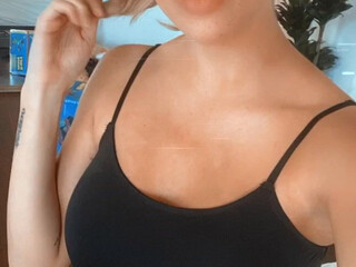 sara__mascara  cums from masturbation in front of the camera