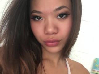 VinaSkyy onlyfans Delicious babe caresses intimate places