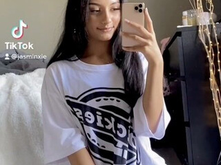 Jasminx onlyfans jerking off the clit on the bed