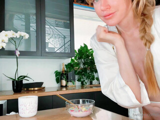 Alexis Kline, thot Asshole babe has shaved pussy