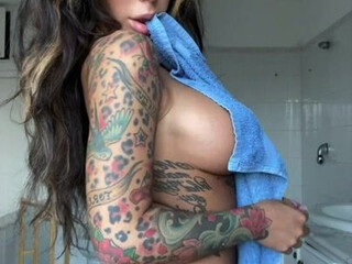 Alex Mucci onlyfans Pretty lady puts on juicy vagina