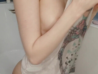 Elfie_cutie onlyfans Veronika Yeskin fingering on the bed