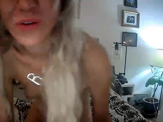 reauski  Sexy babe gently caresses pussy