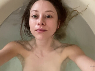 Maddie Springs, maddsprings, maddiesprings Cute chick jerks both holes