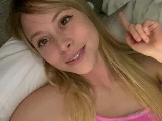 Maddie Springs, maddsprings, maddiesprings Lustful plump bitch spreads her legs and jerks off her cunt