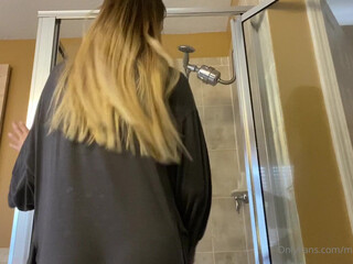 Maddie Springs, maddsprings, maddiesprings Beautiful lady pulls pussy