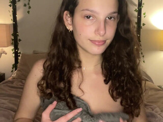 Grace, emoskittle, givingyougrace Lustful bitch is planting dildo in her pussy