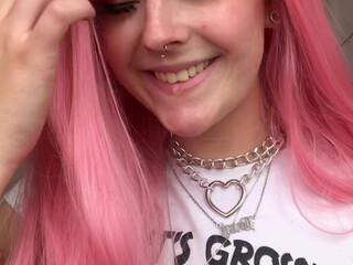 Feya Fern (feyafern aka Ittybittykath) onlyfans Crazy thing to check her pussy