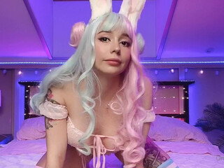 Alice Bong onlyfans Russian beauty communicates in fries