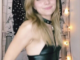 trippie bri, trippie Lusty bitch shows body