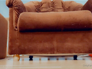 Anna, semulv, semulv Busty chick gets naked