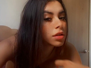 Dahyn1x aka dahyn11 onlyfans Cute chick shows off gorgeous body