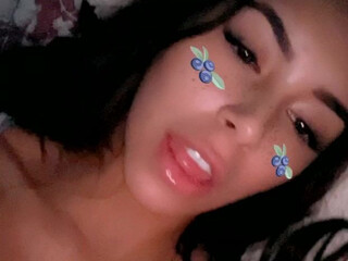 Dahyn1x aka dahyn11 onlyfans Gorgeous curva shows beautiful tits
