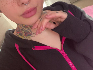 AleRoseBunny onlyfans overall model and its large buffers