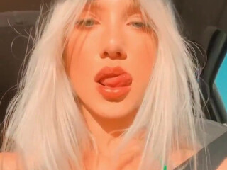 sarahardel onlyfans juicy babe creases her tits