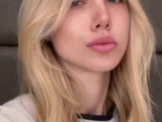 sarahardel onlyfans stroking boobs