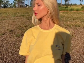 sarahardel onlyfans caresses the holes with his hand