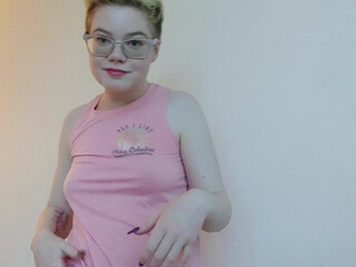 Pearl Sinclair onlyfans Sweet chick fucks both holes