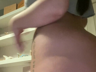 Ellie_Appleton  Curvy babe caresses huge tits