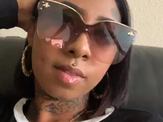 prettythaaaanng Incendiary Shmara plays with a big dildo