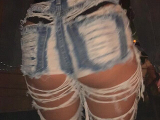 Mariana (maarebeaar) onlyfans takes off her panties