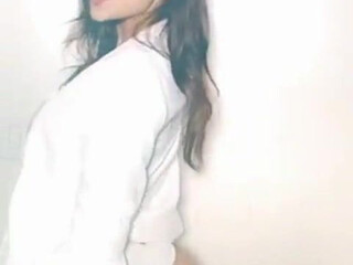 Emira Kowalska (Emira Foods) onlyfans Cute brown hair is played with pussy