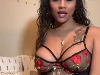 Rosecubana onlyfans Little plays with big lips