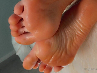 Goddess Alessa aka alescoulier onlyfans Naked American Babe with Natural Bi