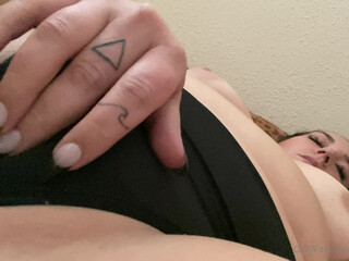 Alex Blair aka itsalexblair onlyfans Black-haired babe jerks off her cunt