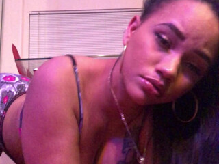 Rosecubana onlyfans The spicy bitch fucks herself with fingers