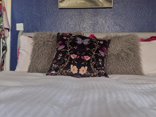 Queengf90 onlyfans scrawny young beauty strips for 200 tokens