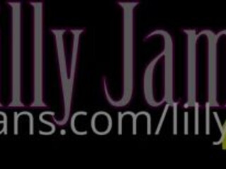 Lilly James aka lillyjames onlyfans sex toy orgasmus mit behaarter Muschi