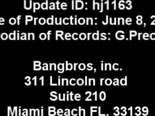 Sara Jay onlyfans caresses the clitoris under the table