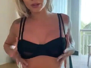 Elsa Jean aka elsadreamjean onlyfans girl from naked chat