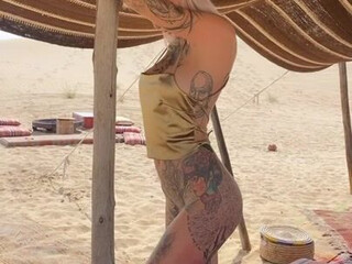 tascha.punkt onlyfans Piss show with little latin whore