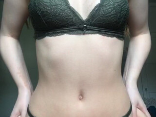 xxlittlegeexx onlyfans Pregnant woman posing in front of webcam.