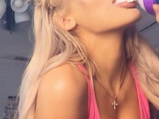 mollyeskam onlyfans Hot lady plants hand in anus