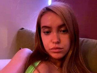 bbybratzo onlyfans Wonderful chick rides a sex car