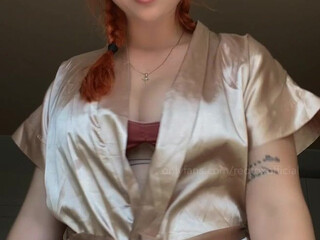 RedFoxOfficial onlyfans Cam fingering with a very young redhead