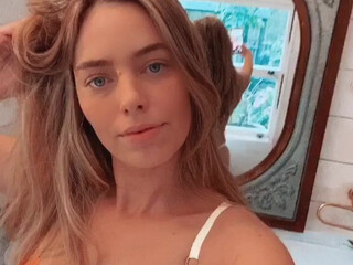 AntheaPage onlyfans fingering with a very juicy butt