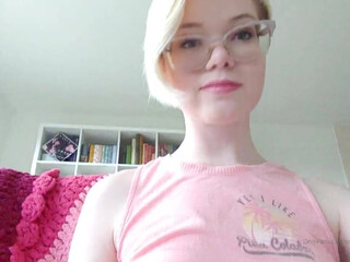 Pearl Sinclair onlyfans Red-haired slut strips and wet pink hole pulls