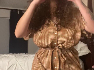 LauraMariexoxo onlyfans massages the clitoris in the car